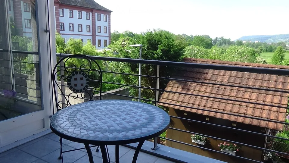 Incantevole grande appartamento 2.5 locali, 72m2, con balcone e bella vista nel centro. Trasporto pubblico: SBB 4 minuti.