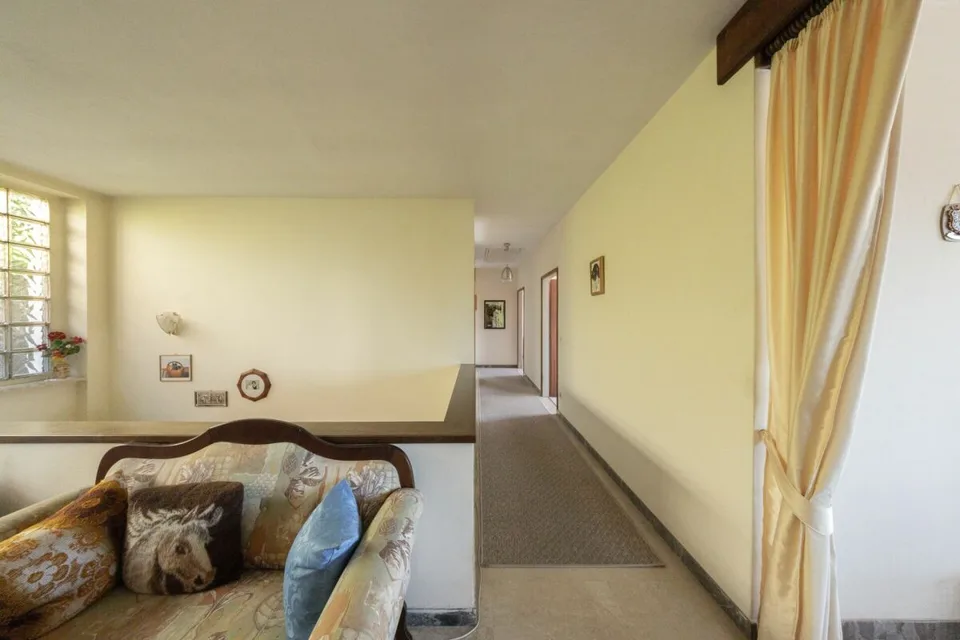 Vaste villa avec trois appartements, piscine et vue dégagée – photo 6 sur 23