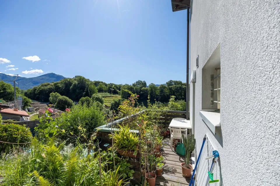 Vaste villa avec trois appartements, piscine et vue dégagée