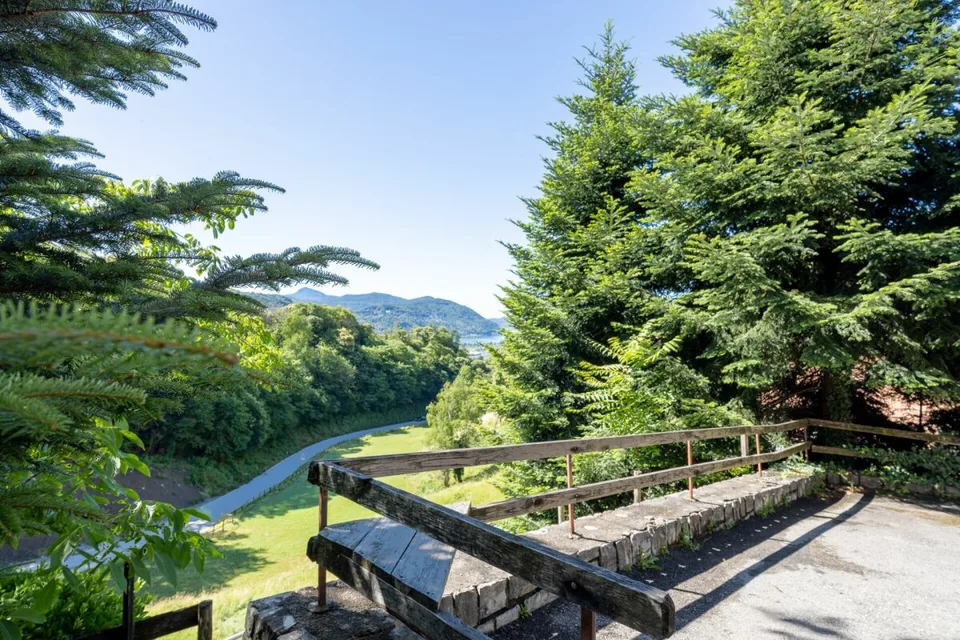 Vaste villa avec trois appartements, piscine et vue dégagée – photo 20 sur 23