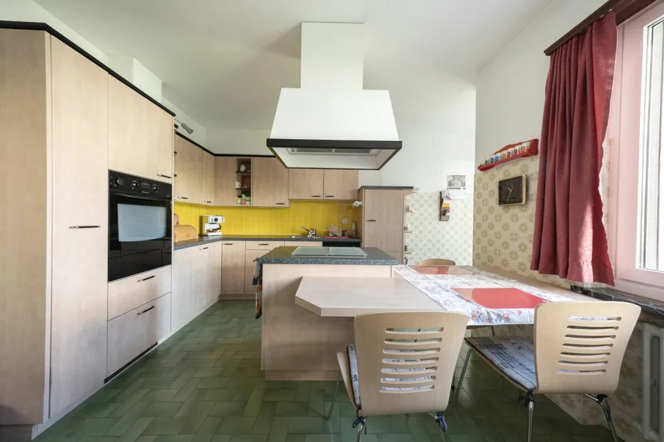 Vaste villa avec trois appartements, piscine et vue dégagée – photo 11 sur 23