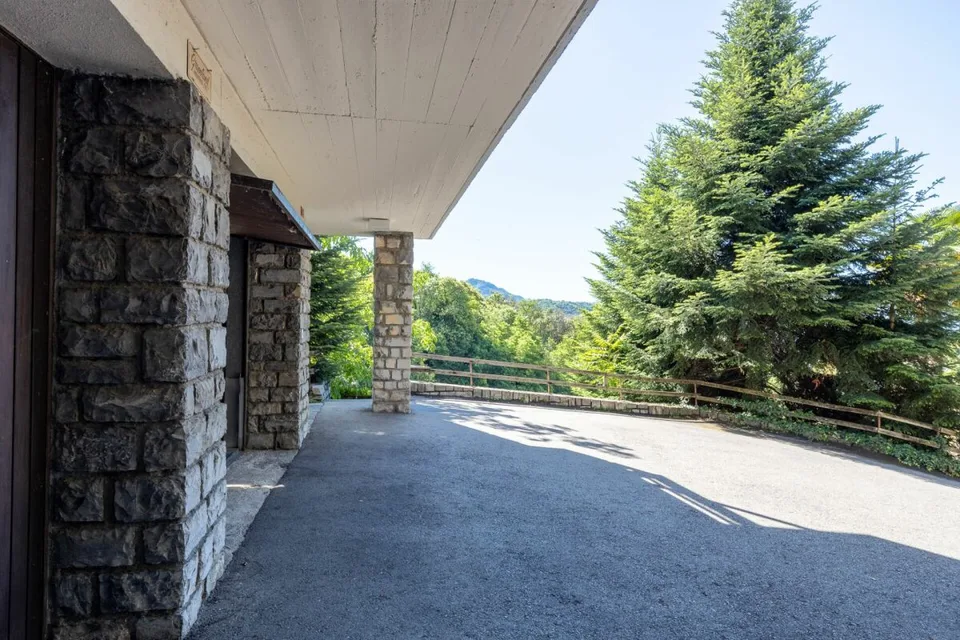 Vaste villa avec trois appartements, piscine et vue dégagée