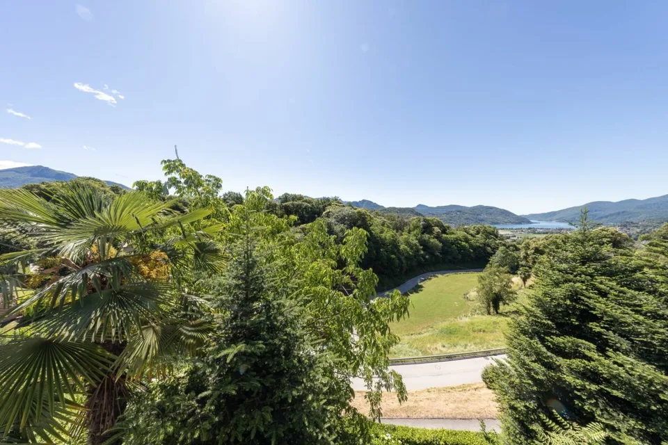Ampia villa con tre appartamenti, piscina e vista aperta