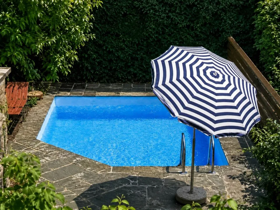 Vaste villa avec trois appartements, piscine et vue dégagée