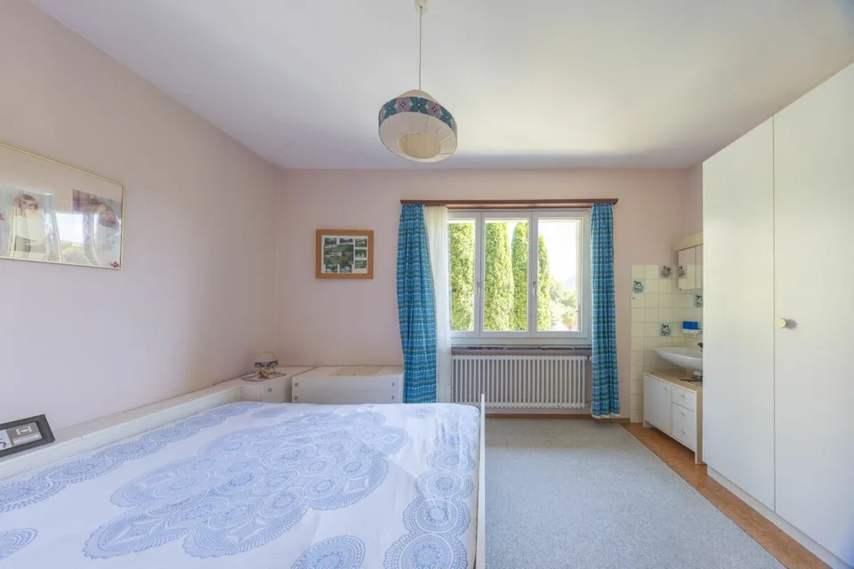 Vaste villa avec trois appartements, piscine et vue dégagée – photo 17 sur 23