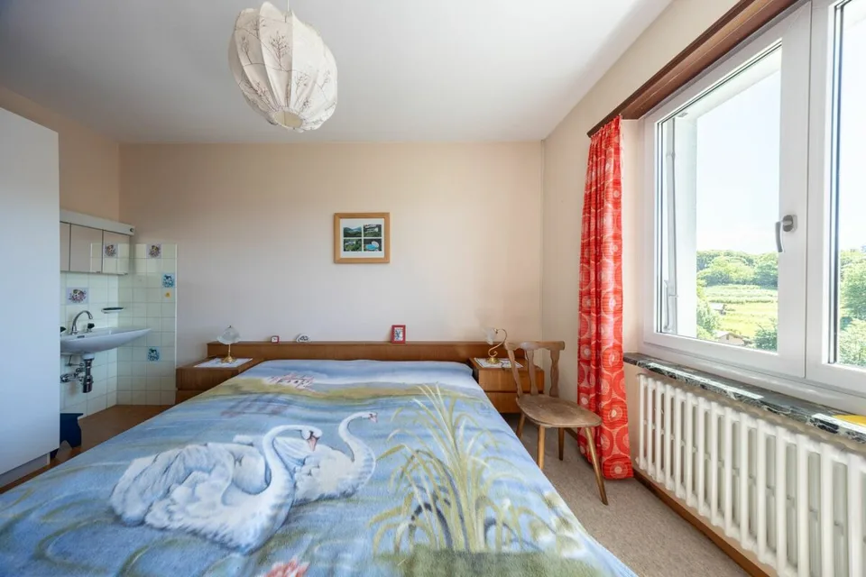 Vaste villa avec trois appartements, piscine et vue dégagée – photo 19 sur 23