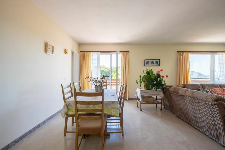 Vaste villa avec trois appartements, piscine et vue dégagée – photo 9 sur 23