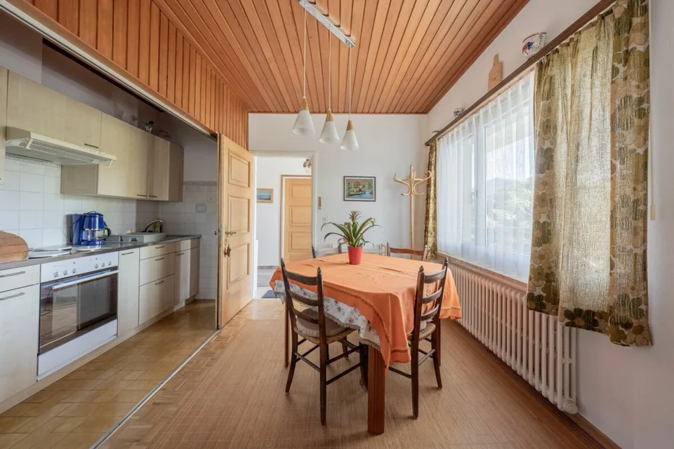 Vaste villa avec trois appartements, piscine et vue dégagée – photo 21 sur 23