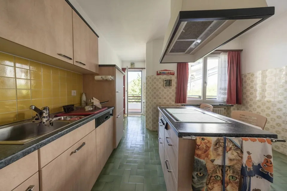 Vaste villa avec trois appartements, piscine et vue dégagée – photo 12 sur 23