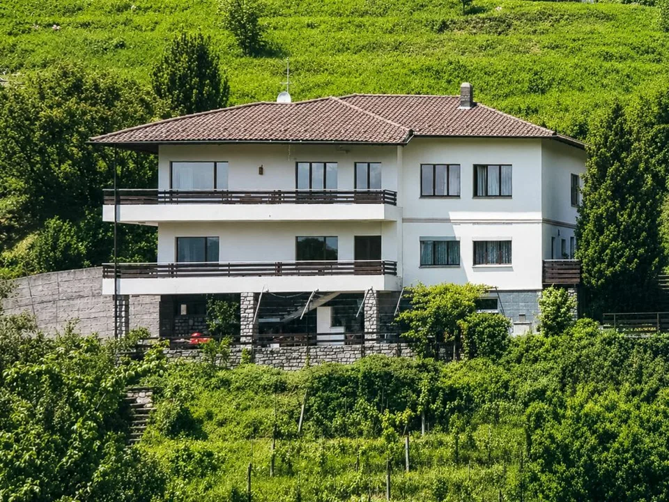 Vaste villa avec trois appartements, piscine et vue dégagée