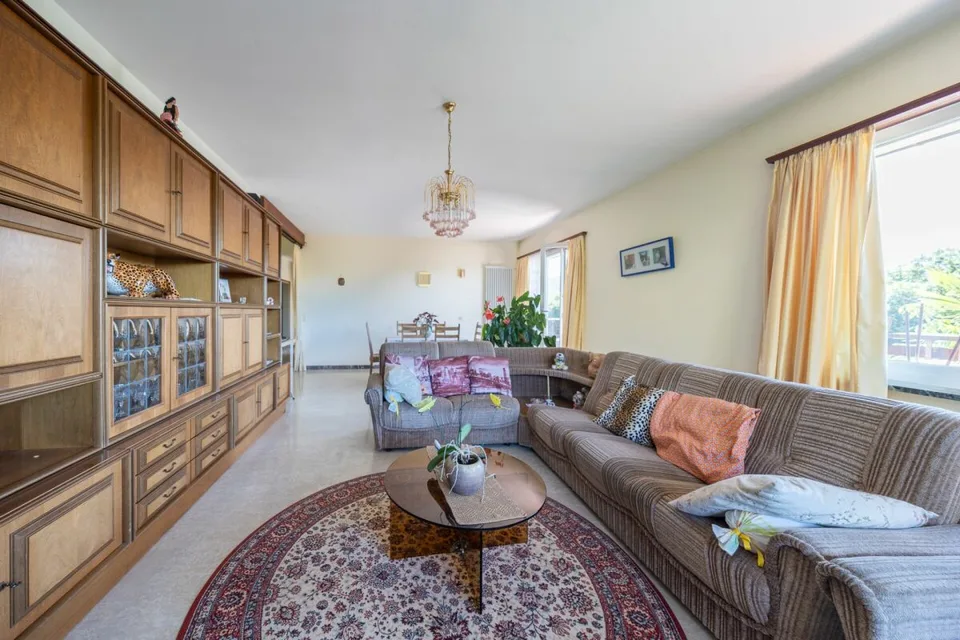 Vaste villa avec trois appartements, piscine et vue dégagée – photo 7 sur 23
