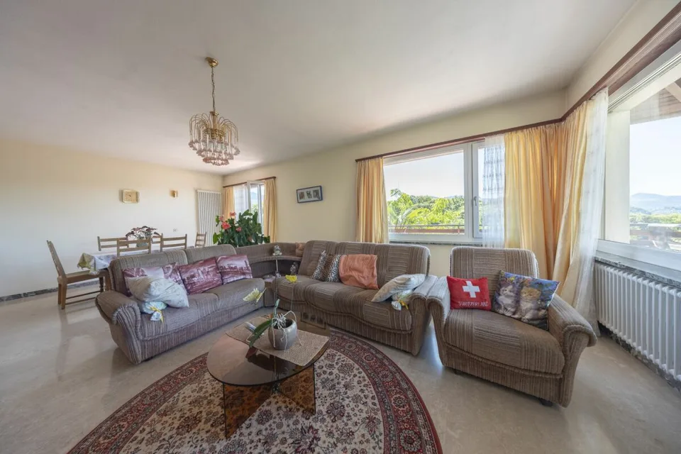 Vaste villa avec trois appartements, piscine et vue dégagée – photo 8 sur 23
