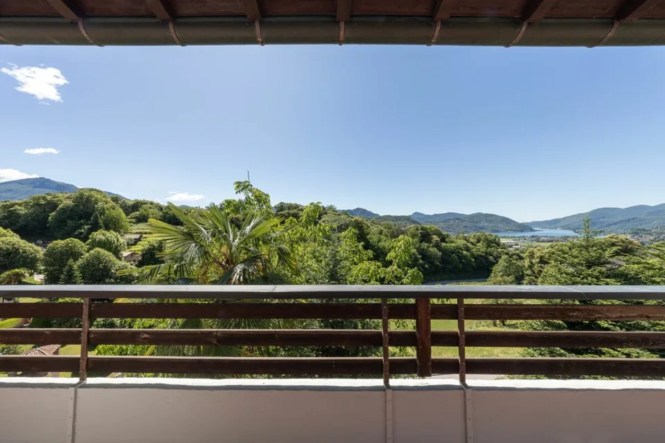 Vaste villa avec trois appartements, piscine et vue dégagée – photo 13 sur 23