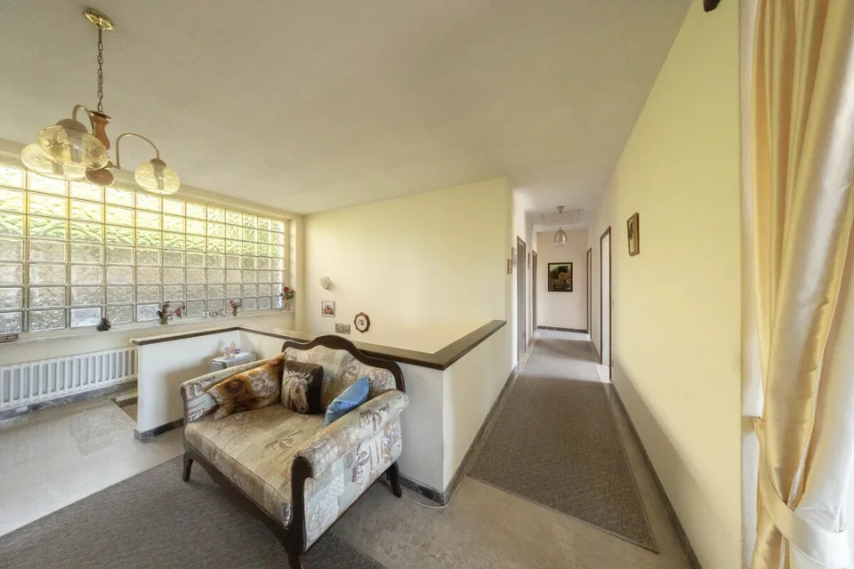 Vaste villa avec trois appartements, piscine et vue dégagée – photo 10 sur 23