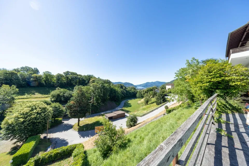 Vaste villa avec trois appartements, piscine et vue dégagée – photo 16 sur 23