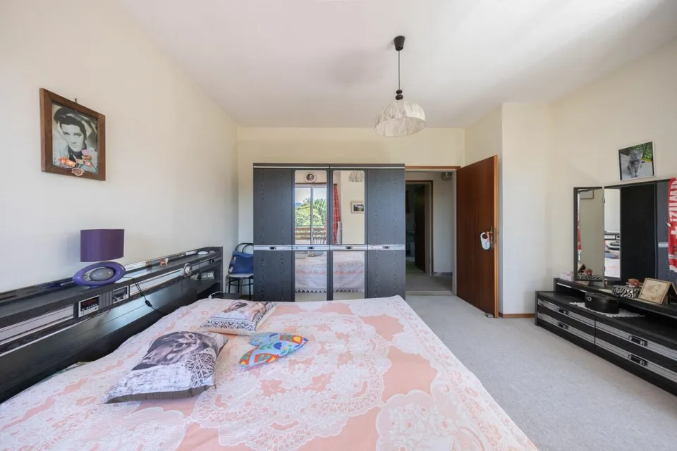 Vaste villa avec trois appartements, piscine et vue dégagée – photo 15 sur 23