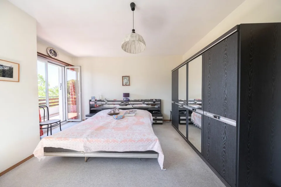 Vaste villa avec trois appartements, piscine et vue dégagée – photo 14 sur 23