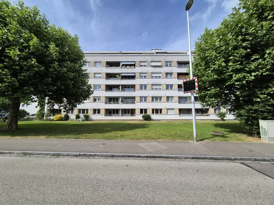Autoeinstellplatz nahe Tramstation der Linie 11 Lochacker