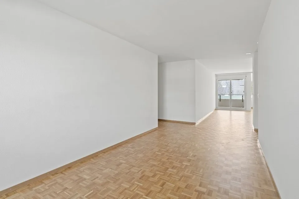Bright 4-room apartment with balcony for rent