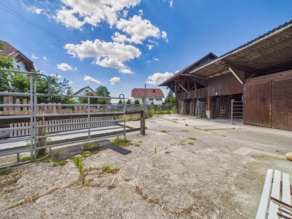 Historic 8.5-room farmhouse with charm, horse stable and large garden in Attiswil