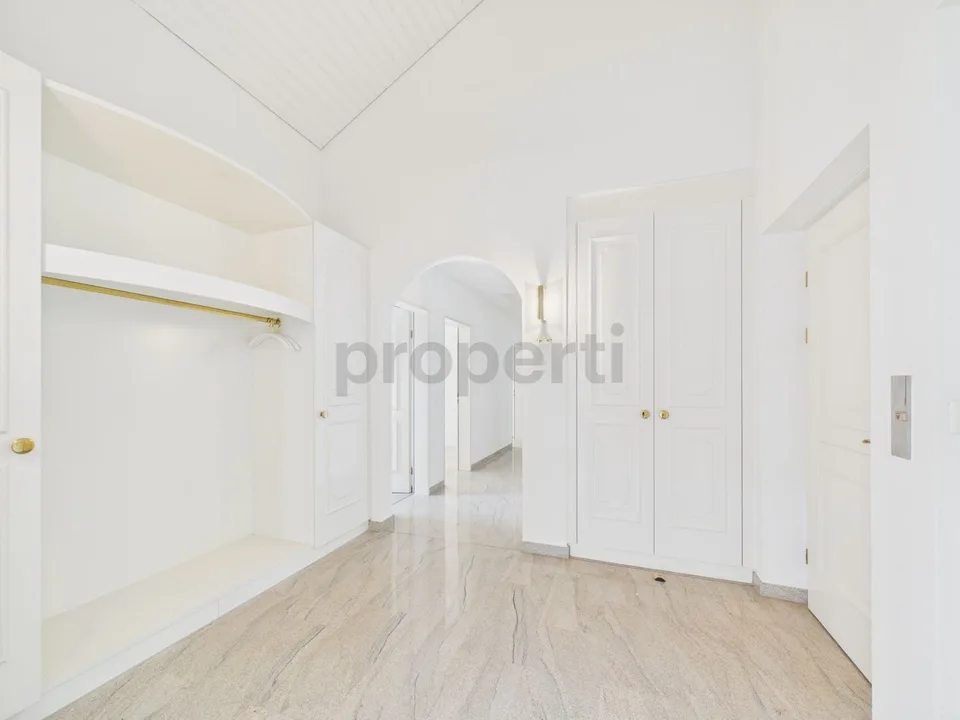 Appartement élégant de 6,5 pièces rénové avec ascenseur et cave, Ennetbürgen