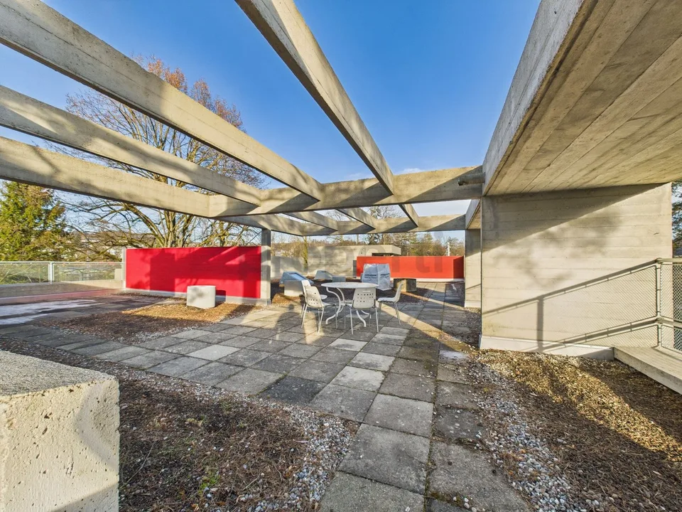 Wohnen in einer Ikone der Schweizer ArchitekturEinzigartige Maisonettewohnung im denkmalgeschützten Atelier-5-Ensemble in Flamatt