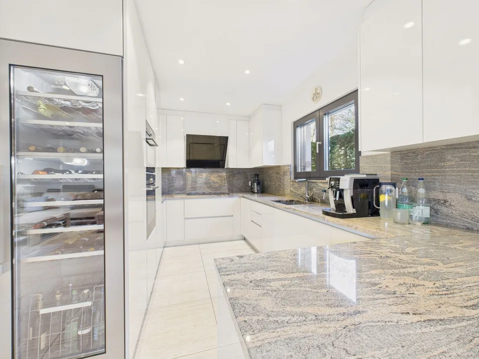 Modern independent 8-room house with large parking, Cadempino