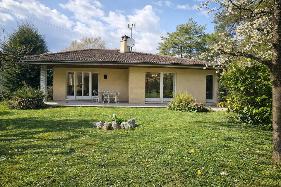 Elegante villa individuale con volumi generosi su parcelle alberate di 1'088 m²