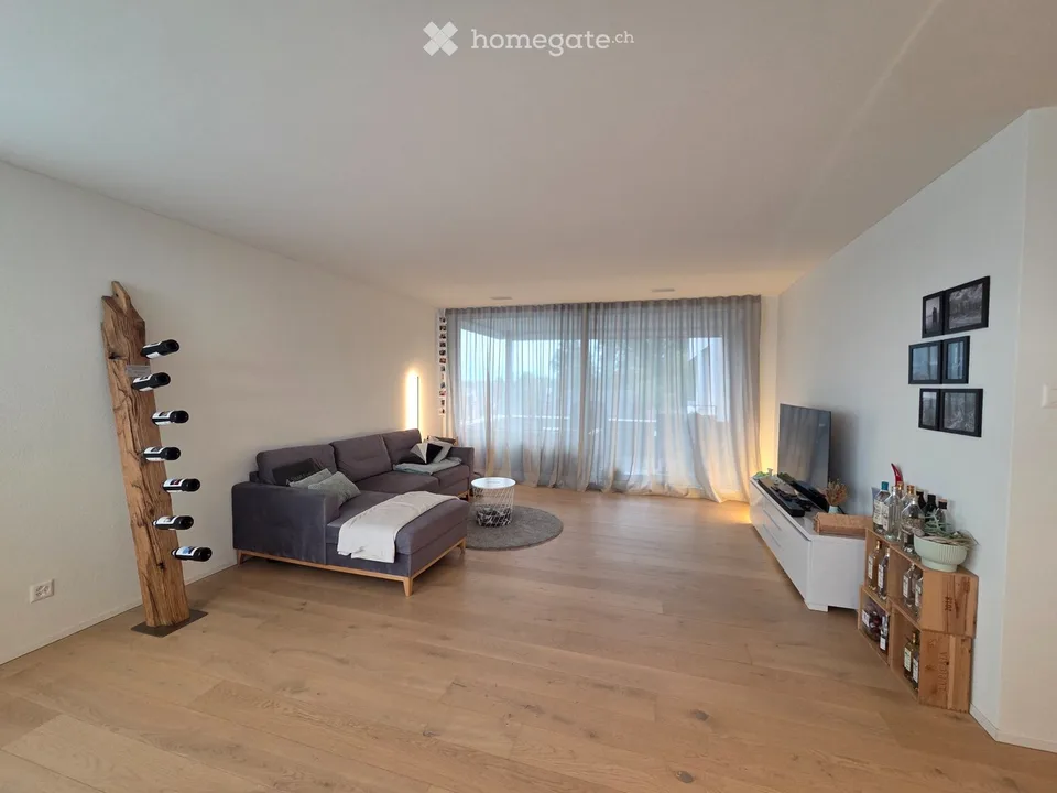 Helle 4.5-Zimmer-Wohnung mit Balkon und schöner Aussicht