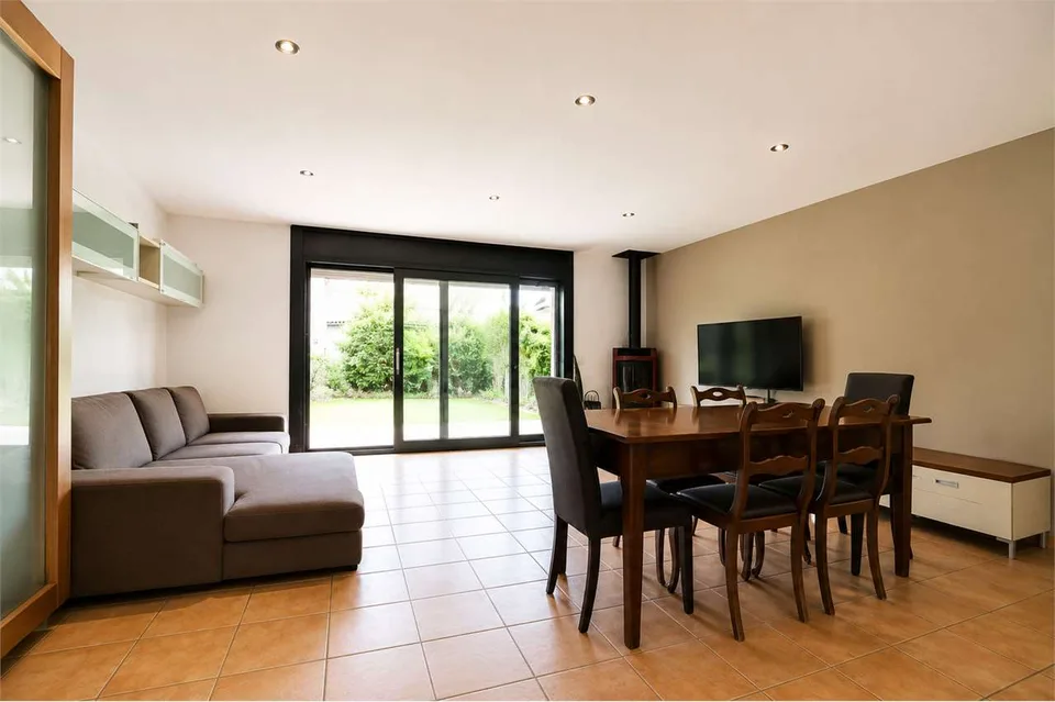 Villa avec 3 chambres et jardin à Dino