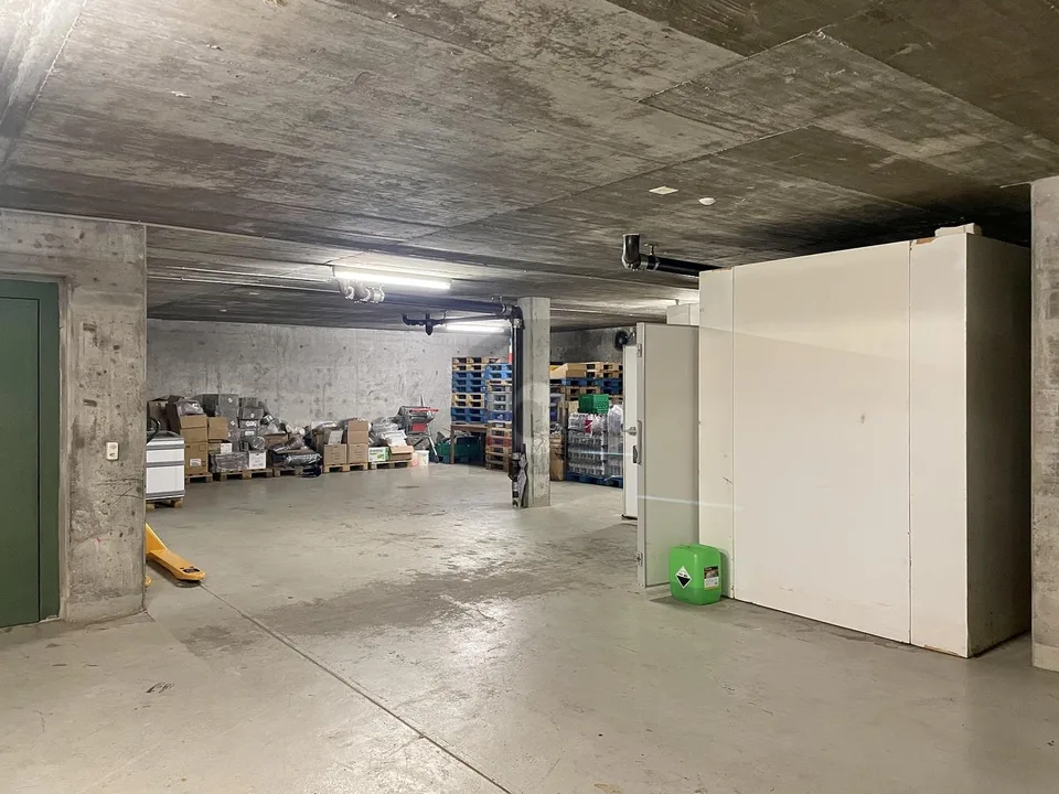 LOTS OF SPACE, CENTRAL LOCATION