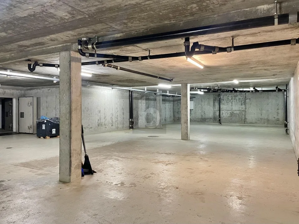 LOTS OF SPACE, CENTRAL LOCATION