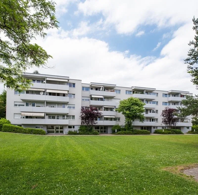 im Grünen Nähe Schwimmbad