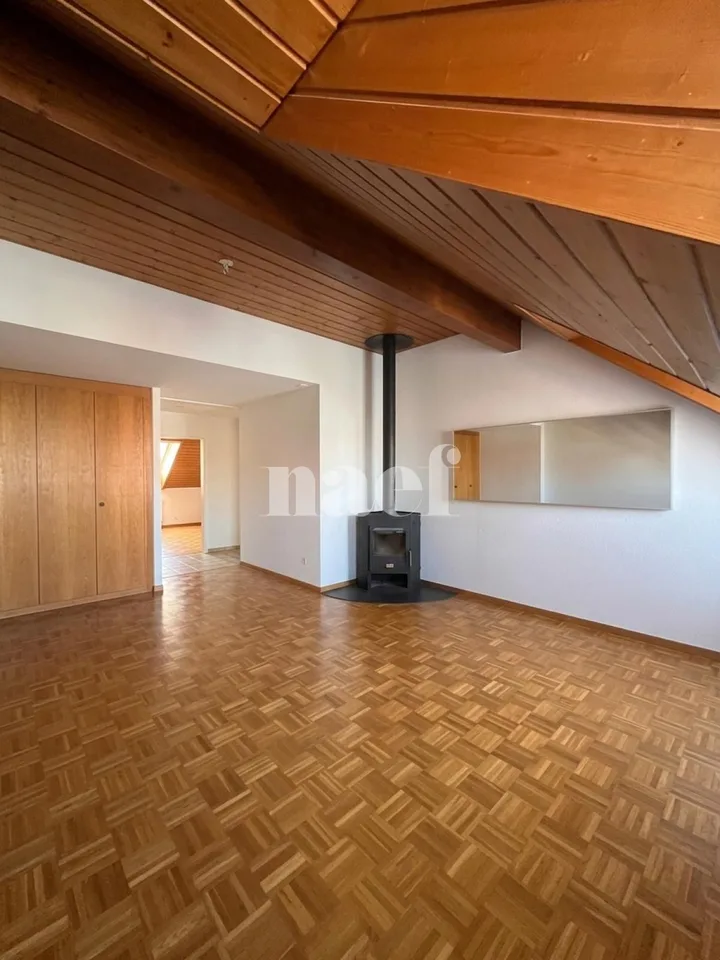Appartement de 2.5 pièces, mansardé, belles hauteurs sous plafond, avec balcon