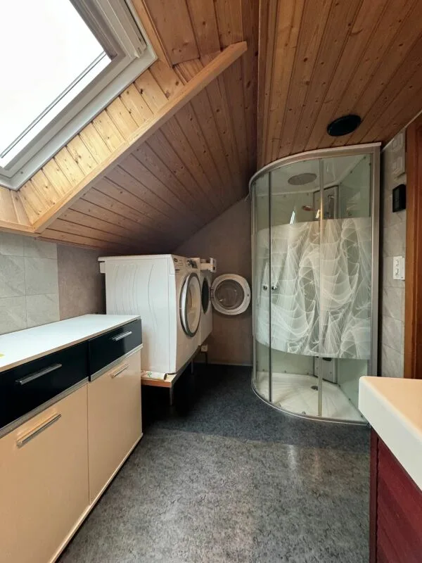 Charming multi-generation house with 3 apartments and a workshop!