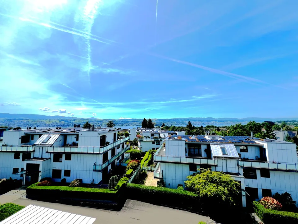 Panorama pur: Stilvolle Attika mit See- und Bergblick
