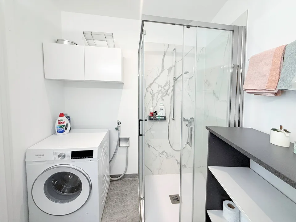 Zweitwohnsitz: Moderne 2,5-Zimmer-Wohnung mit wunderschöner Terrasse und Panoramablick. – Foto 8 von 14