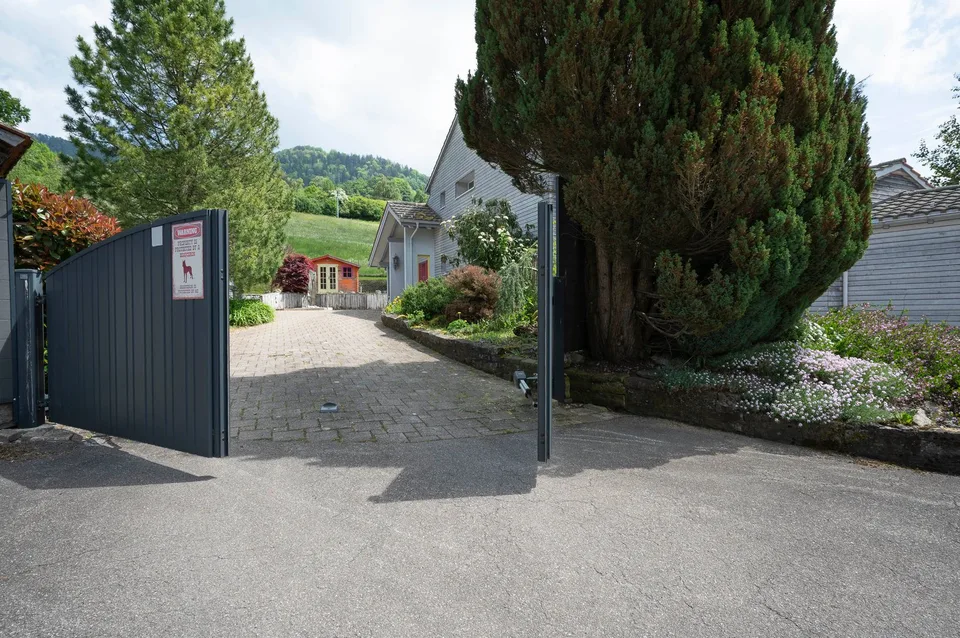 Idillio di casa di campagna esclusivo con 3.874 m² di terreno, grande stagno naturale e vista sulle Alpi
