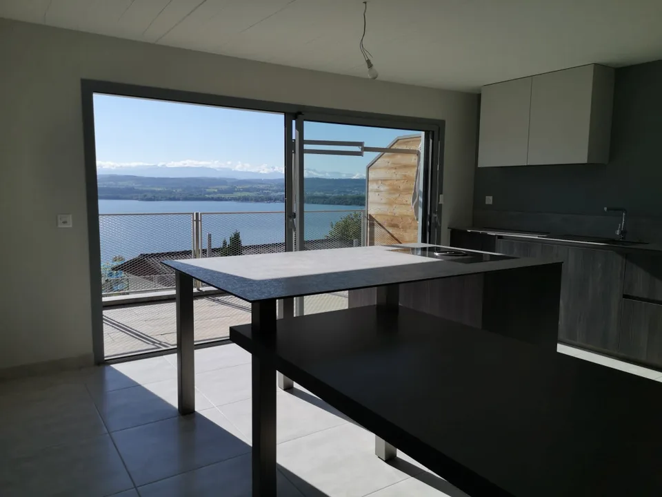 Duplex d'eccezione con vista splendida sul lago di Morat e le Alpi