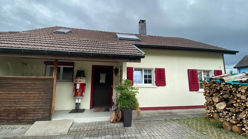 🌟 8-Zimmer-Einfamilienhaus mit Pool und vielseitigem Raumangebot in Niederbipp