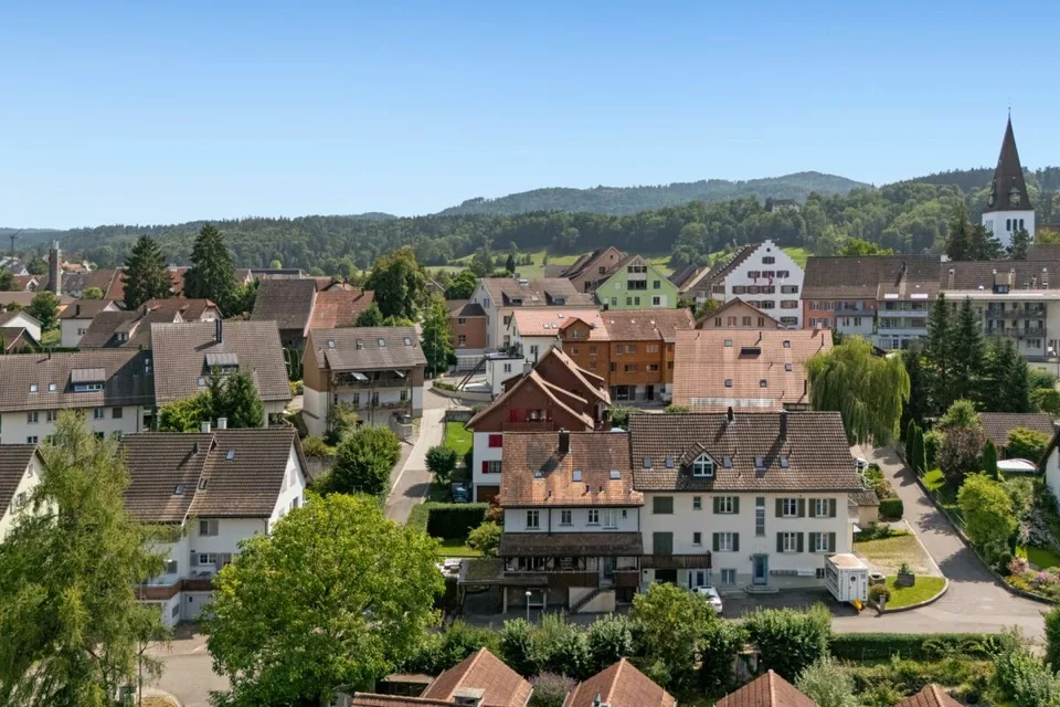 Zweifamilienhaus, 2020 saniert, mit idyllischem Garten - nahe Dorfkern und Schule im historisches Landstädtchen Elgg ZH.