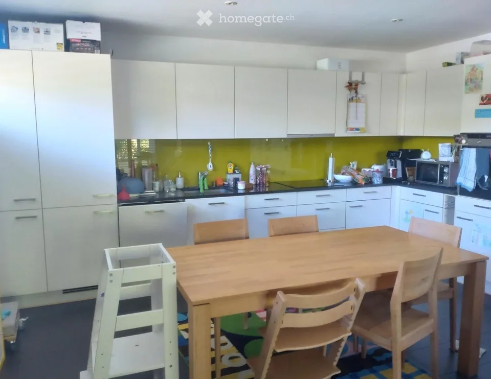 Appartement moderne 4.5 pièces avec deux places assises et espace gazon