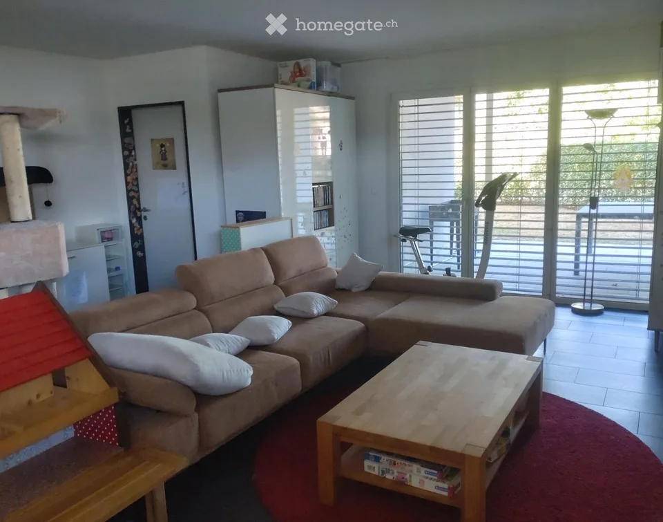 Moderne 4 1/2-Zimmerwohnung mit zwei Sitzplätzen und Rasenfläche