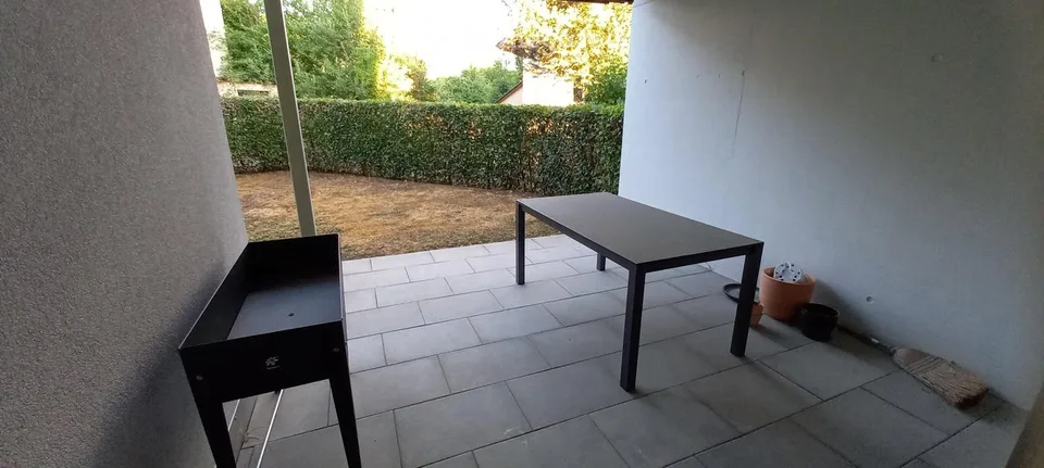 Appartement moderne 4.5 pièces avec deux places assises et espace gazon