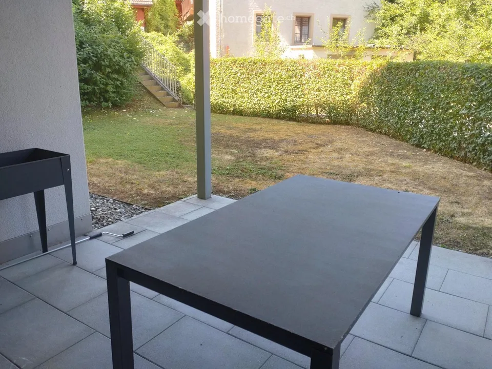 Appartement moderne 4.5 pièces avec deux places assises et espace gazon