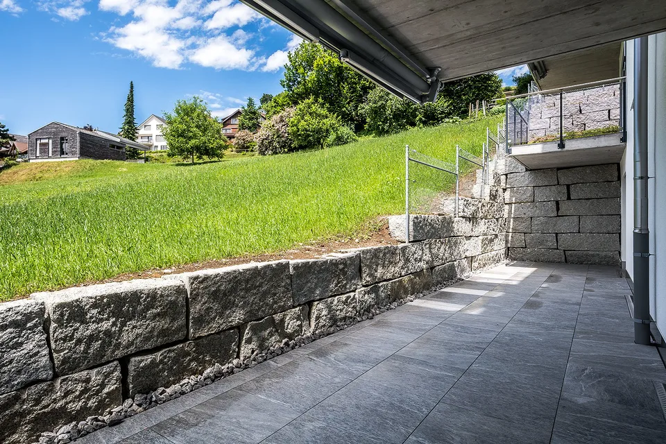 Modern 3.5-room apartment in Oberhelfenschwil – New building with seating area and magnificent view