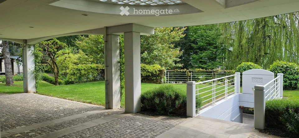 Exclusive semi-detached house in a preferred location in a park-like environment