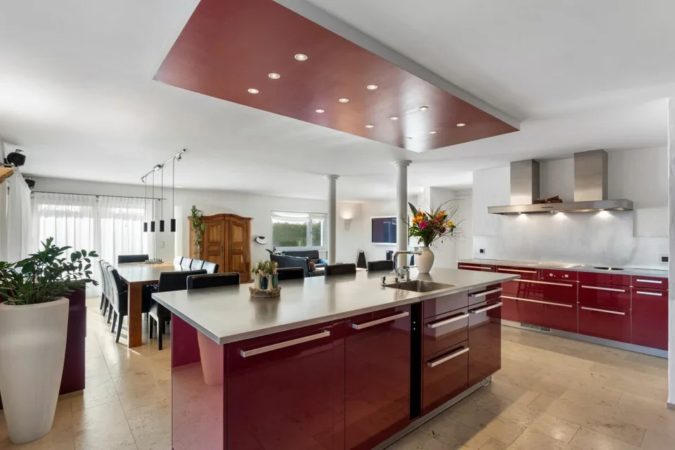 Ampia casa unifamiliare di 10 ½ stanze con potenziale di utilizzo versatile!