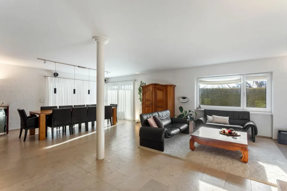Vaste maison de famille de 10½ pièces avec un potentiel d'utilisation polyvalent !