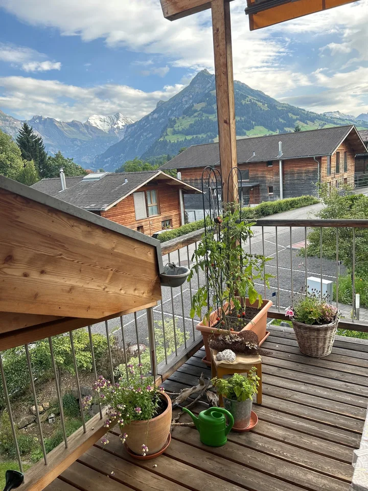 Moderne 4.5 Zimmer - Wohnung mit Blick auf die Kandertaler Bergwelt